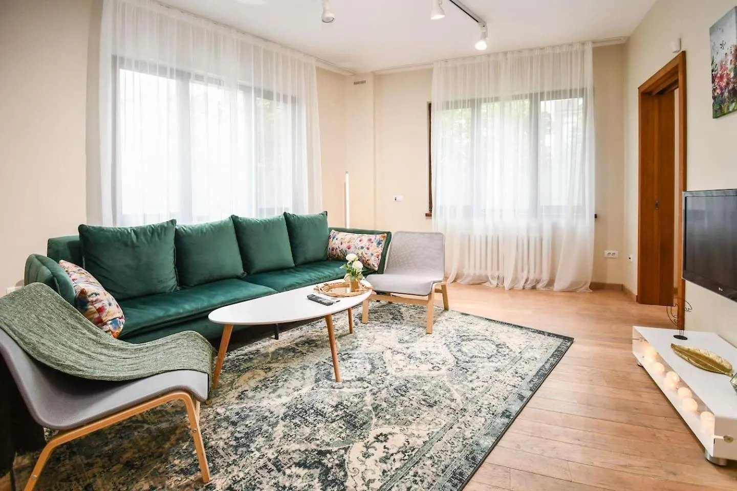 You Will This New Modern & Spacious Apt! Sofia Apartment